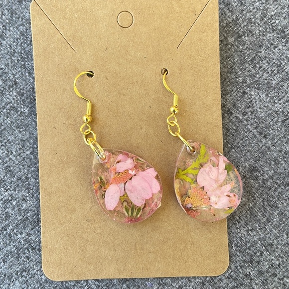 #104 Small Pressed Flower Earrings - Picture 4 of 11